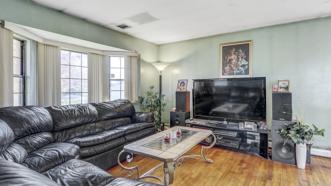 48 Tiber Ave, Deer Park, NY, 11729 Scene 4