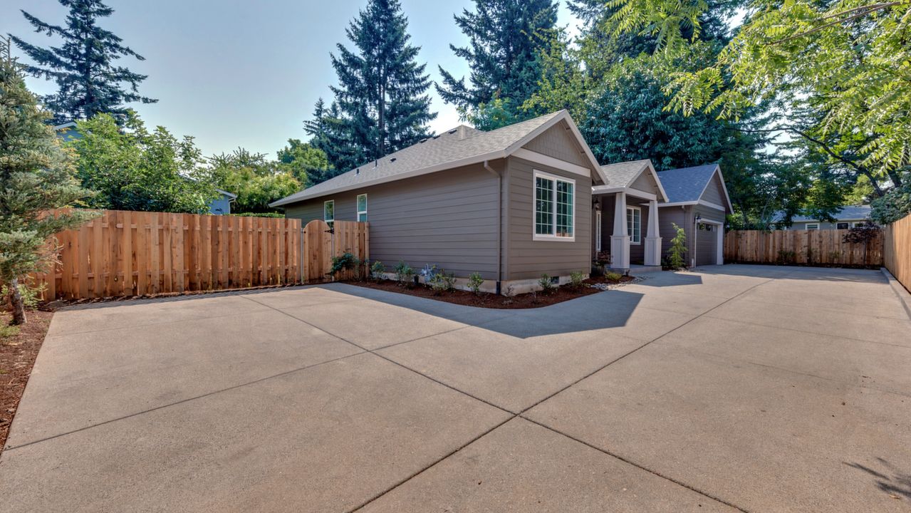 10450 NE Morris St, Portland, OR, 97220 Scene 3