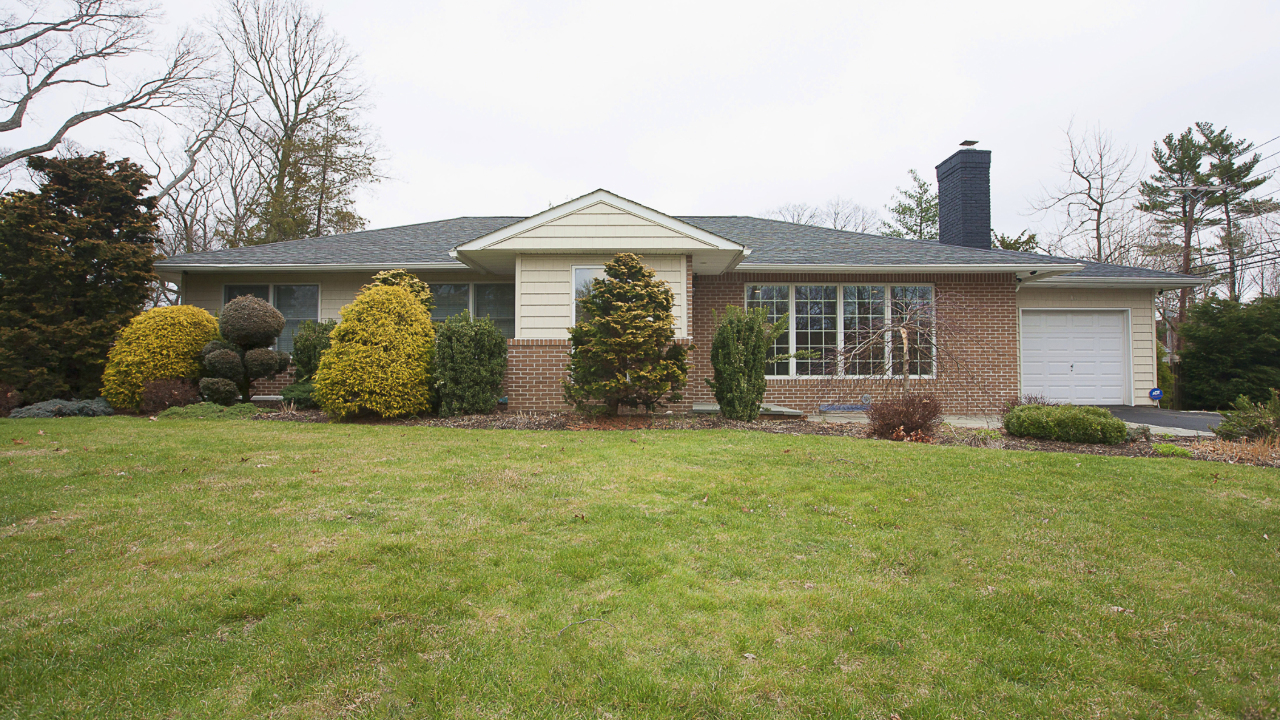 10 Andover Road, Roslyn Heights, NY, 11577 Scene 1