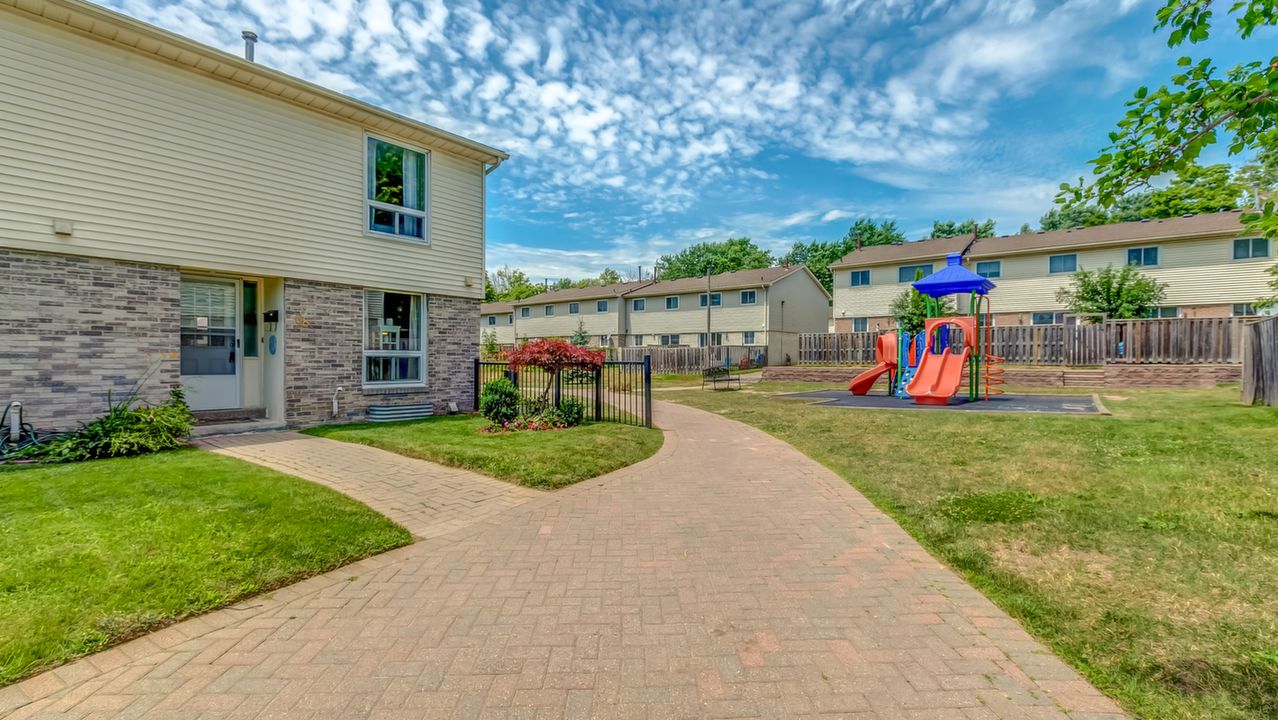 611 Galahad Dr
Unit 68, Oshawa, ON, L1K 1M1 Scene 2