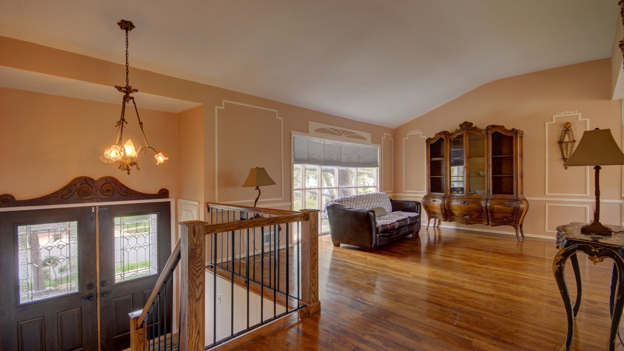 Foyer/Living Room