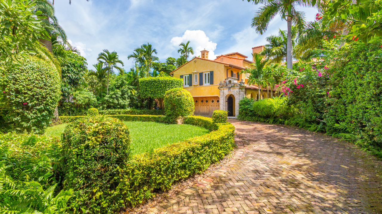 5941-Pine-Tree-Dr-01