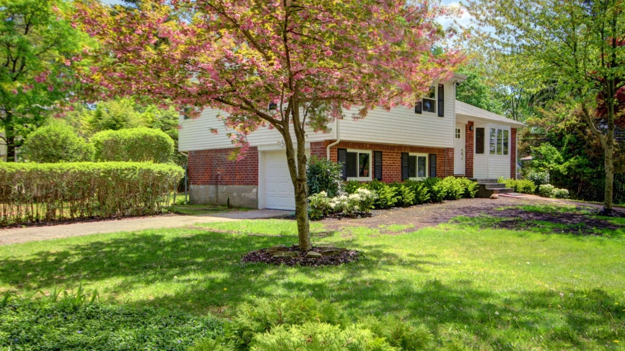 Front of House/Garage