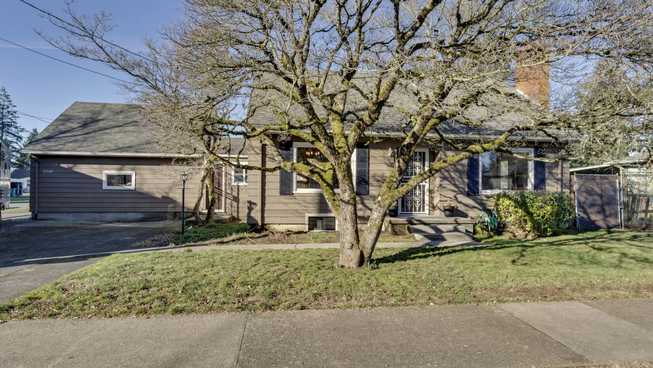 12733 SE Salmon Ct, Portland, OR, 97233 Scene 1
