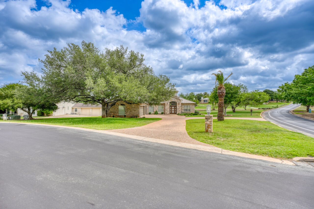 100 Cliff Run, Horseshoe Bay, TX, 78657 Scene 4