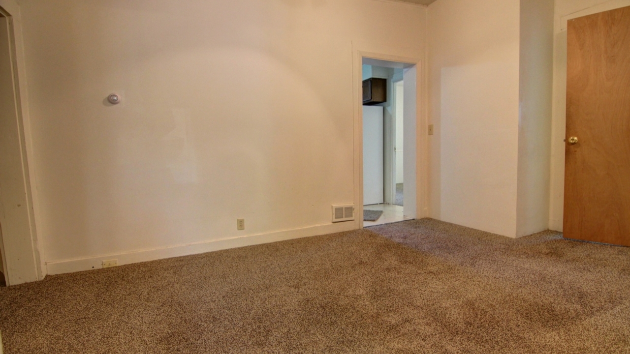 (Living Area) Approx. 12 x 15