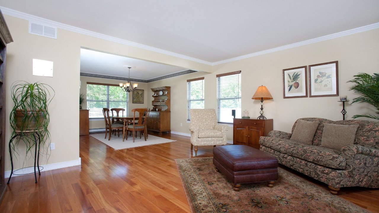 25 Clifton Street, Farmingdale, NY, 11735 Scene 2