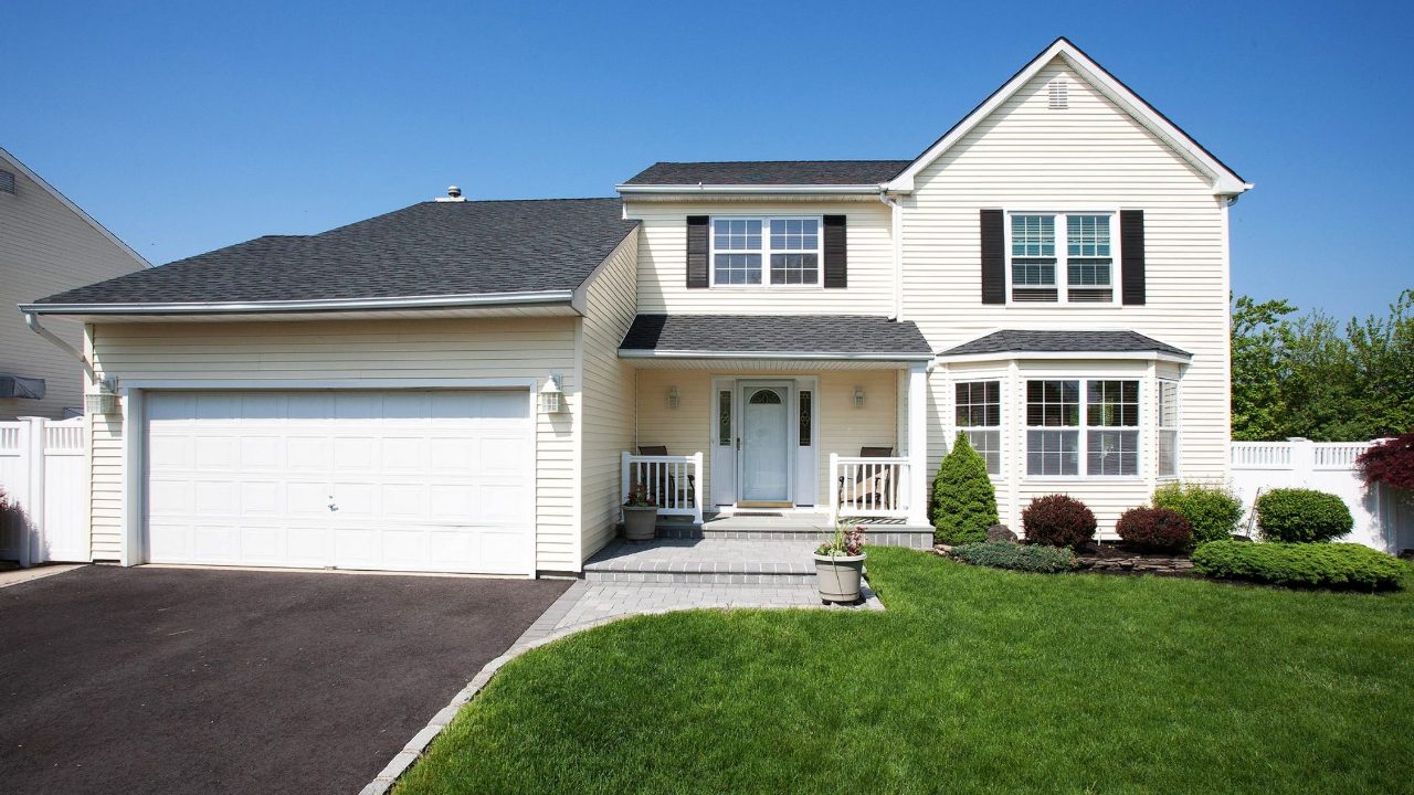 25 Clifton Street, Farmingdale, NY, 11735 Scene 1