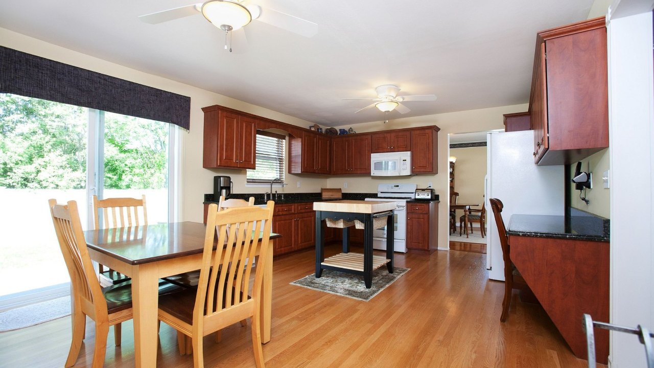 25 Clifton Street, Farmingdale, NY, 11735 Scene 3