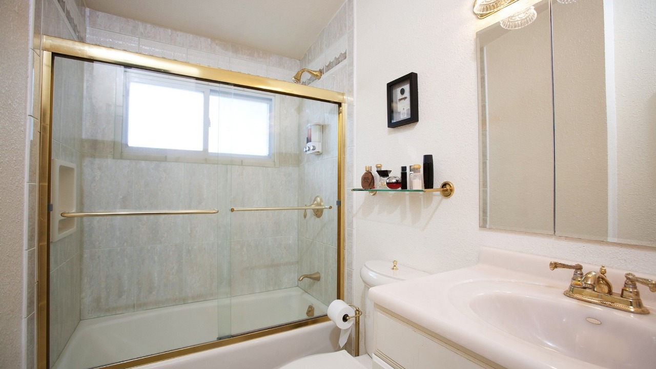 10 Cheryl Drive, Ronkonkoma, NY, 11779 Scene 4