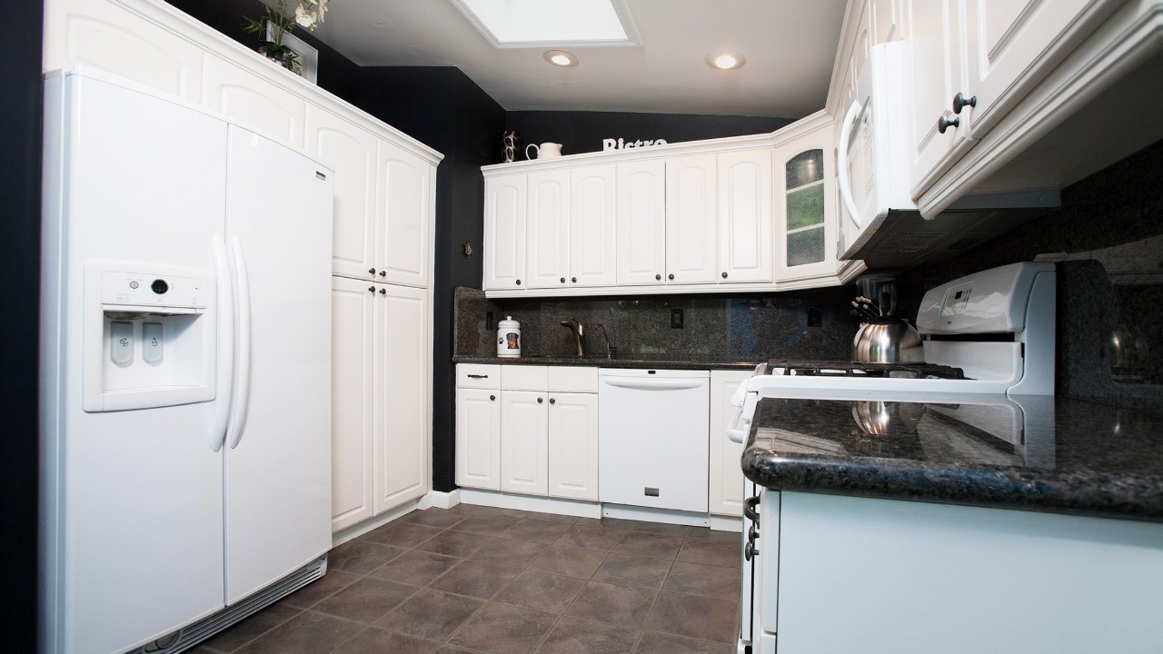 10 Cheryl Drive, Ronkonkoma, NY, 11779 Scene 2