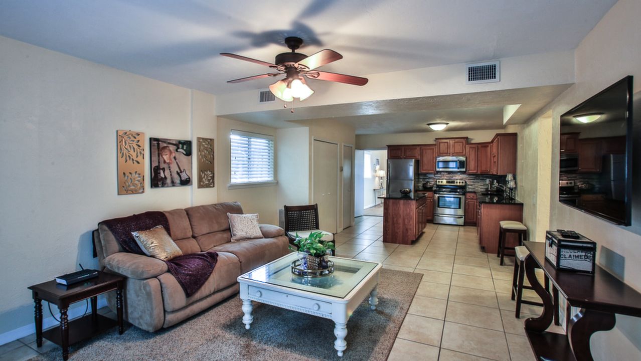 Guest Suite Family Room (2)