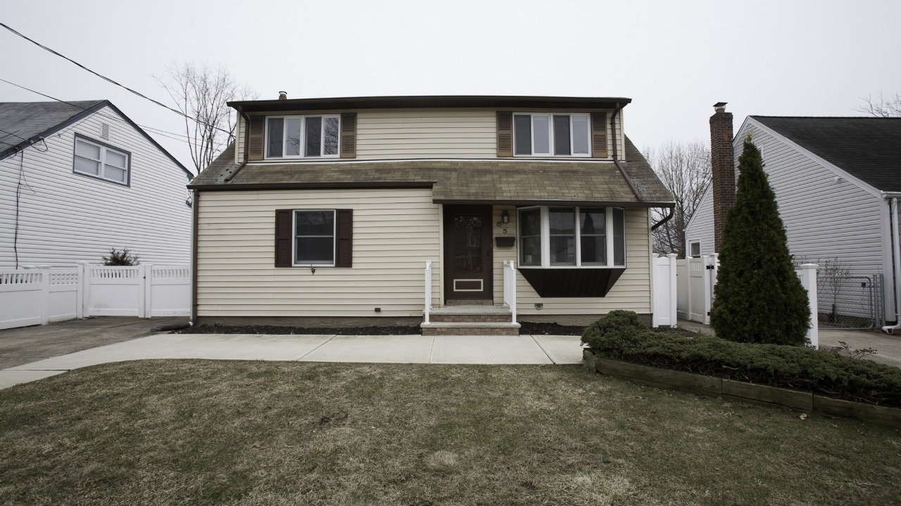 5 Audrey Ave, Plainview, NY, 11803 Scene 1