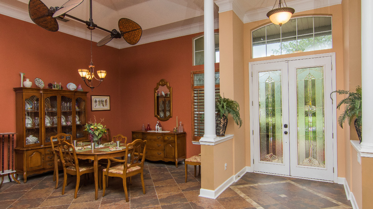 Foyer/Formal Dinning Area