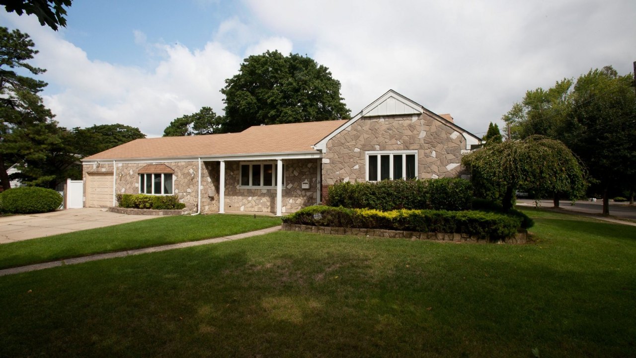 35 Frey Road, Farmingdale, NY, 11735 Scene 1