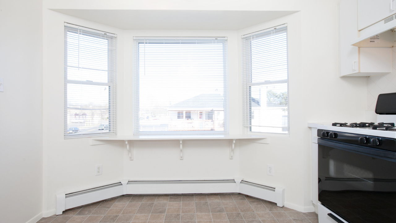 7 Savoy Ave, Bayshore, NY, 11706 Scene 4