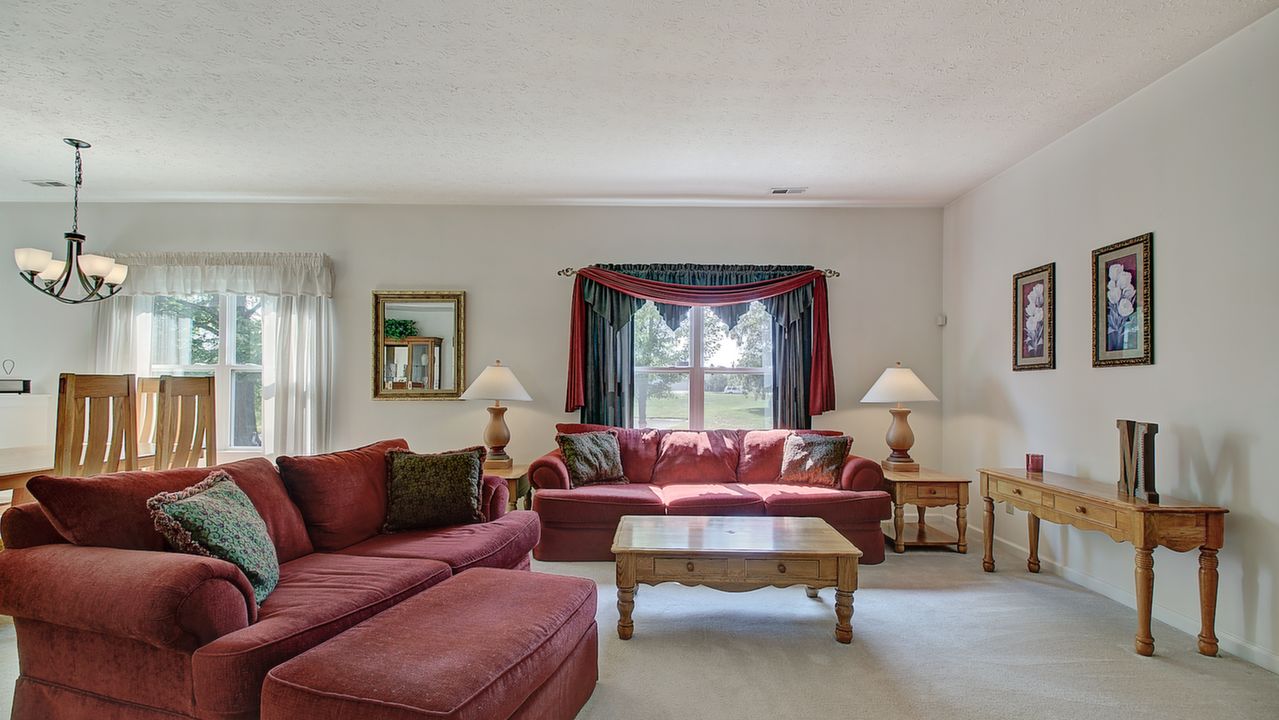 DSC_6191And8moreInterior01