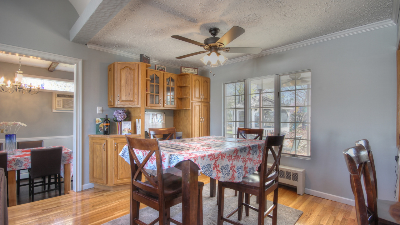 Kitchen Eating Area_