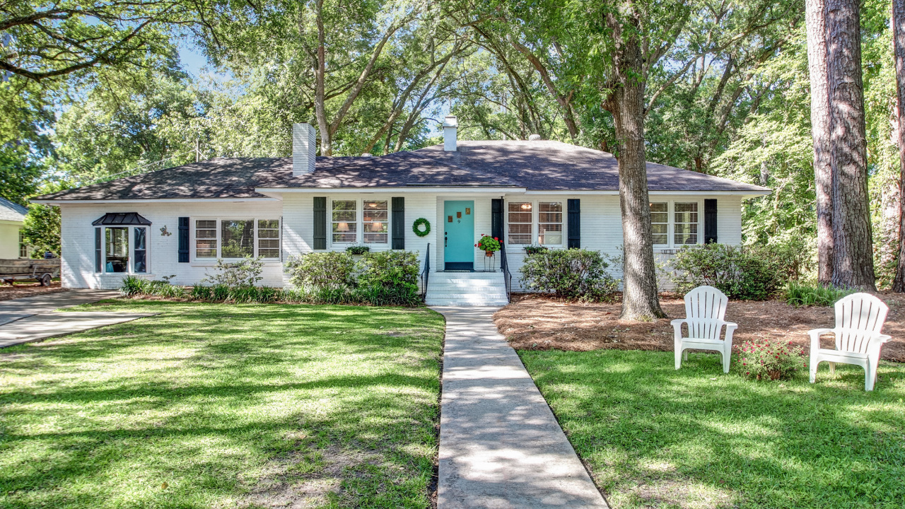 Welcome to 9 Bransbury Dr E!