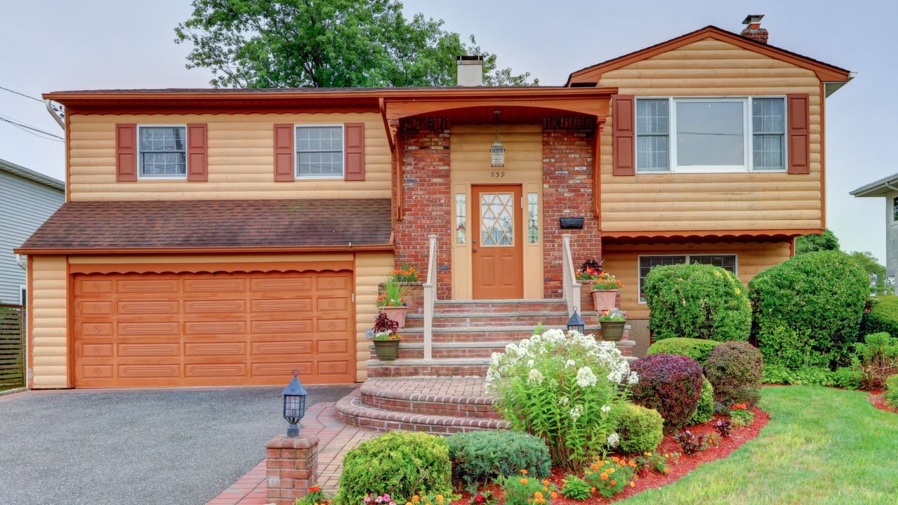 539 Links Dr, Oceanside, NY, 11572 Scene 1