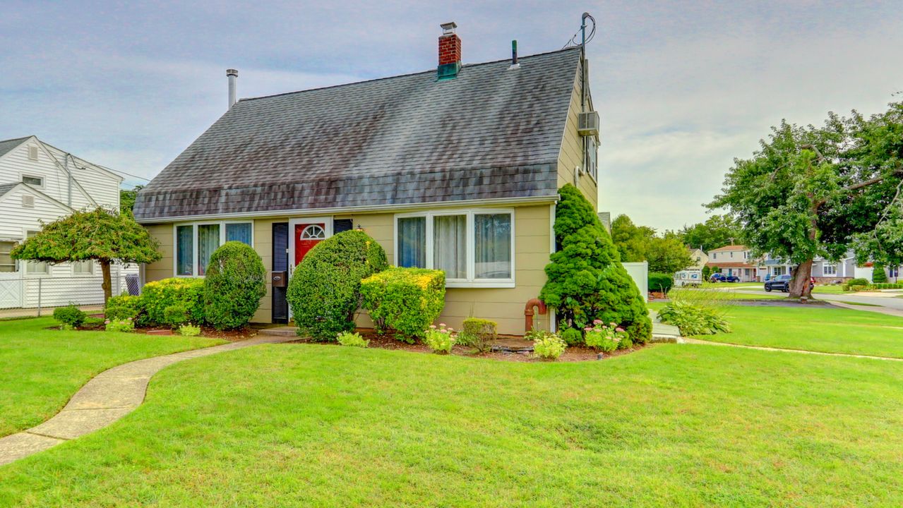 2 Glen Ln, Levittown, NY, 11756 Scene 1