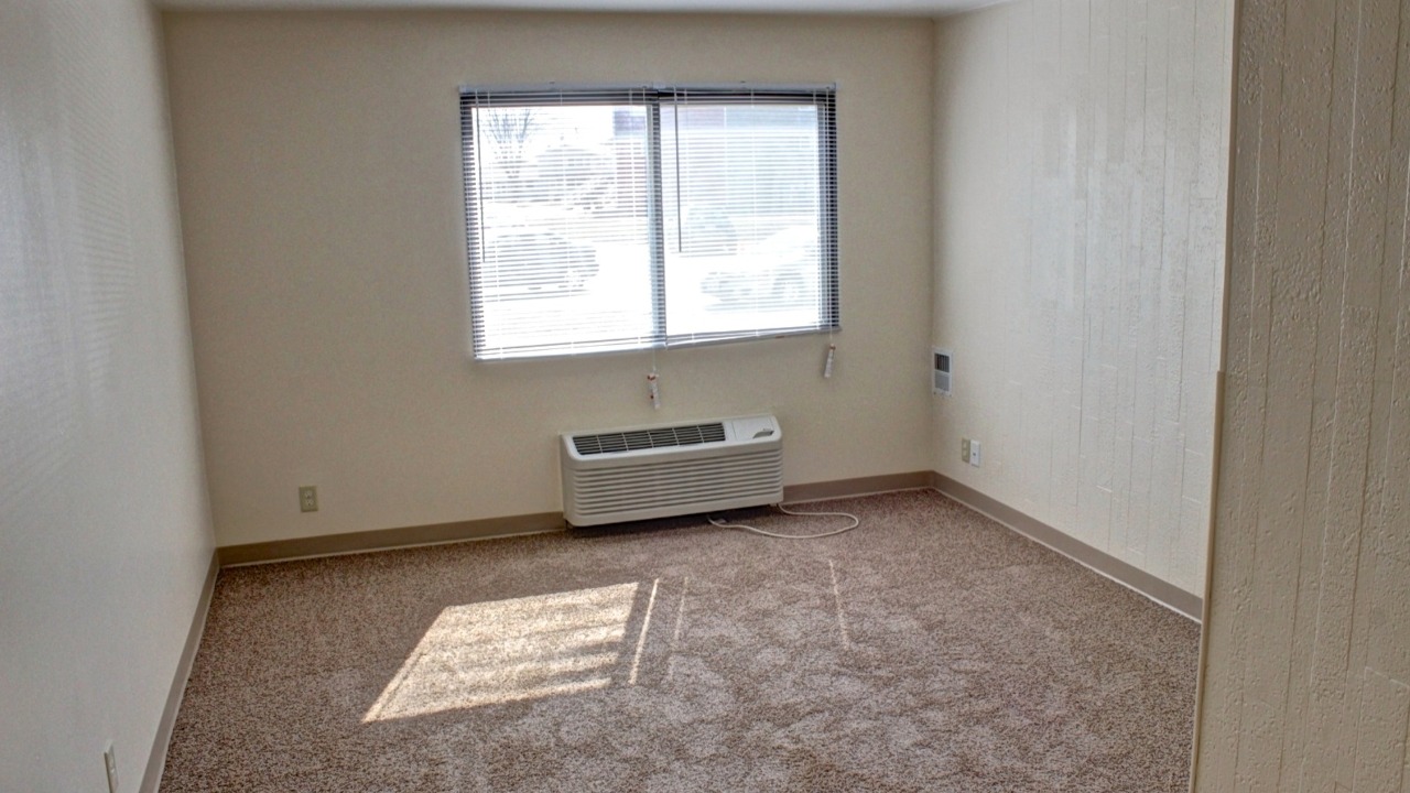 (Living Area) Approx. 12 x 18