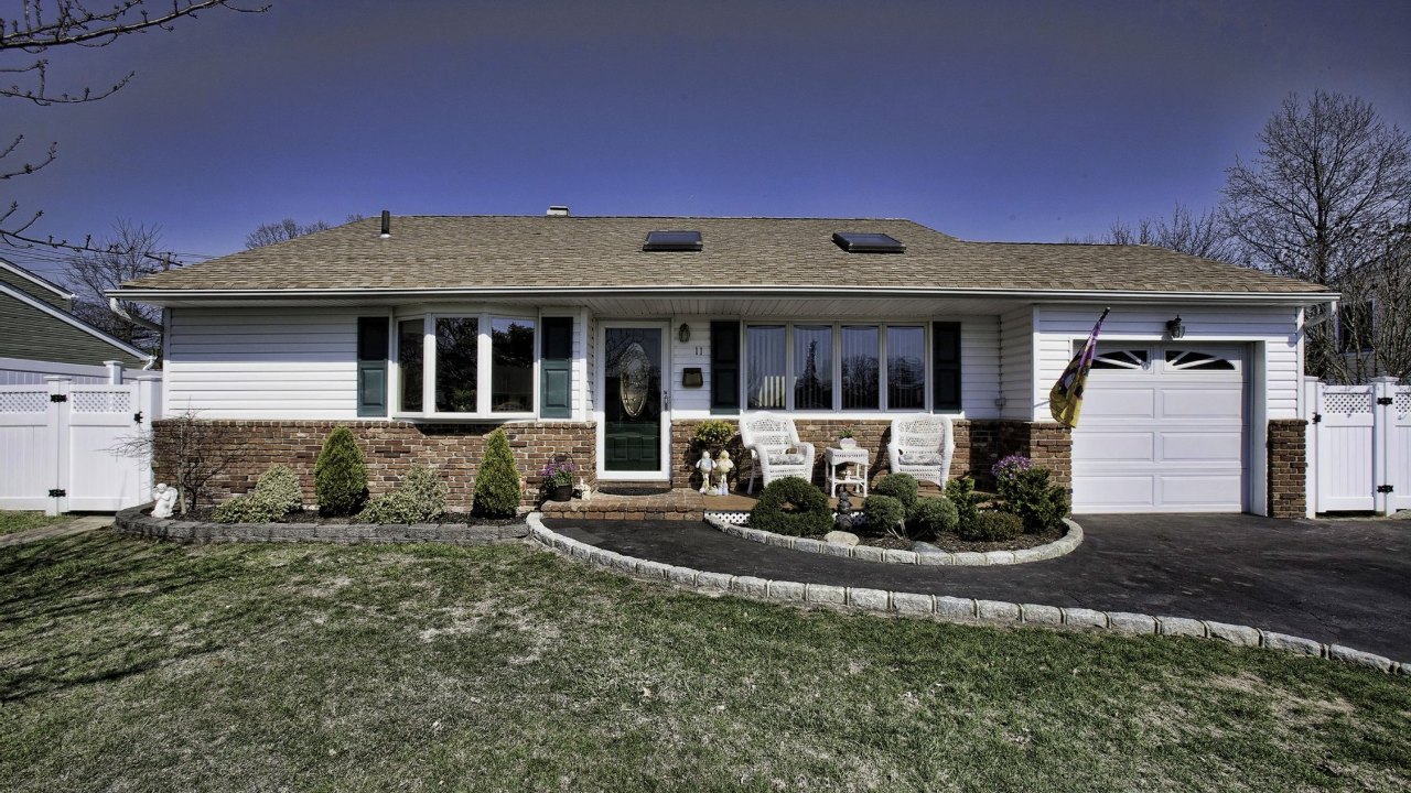 11 Lois Lane, Farmingdale, NY, 11735 Scene 1