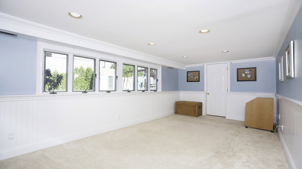 11 Lois Lane, Farmingdale, NY, 11735 Scene 4