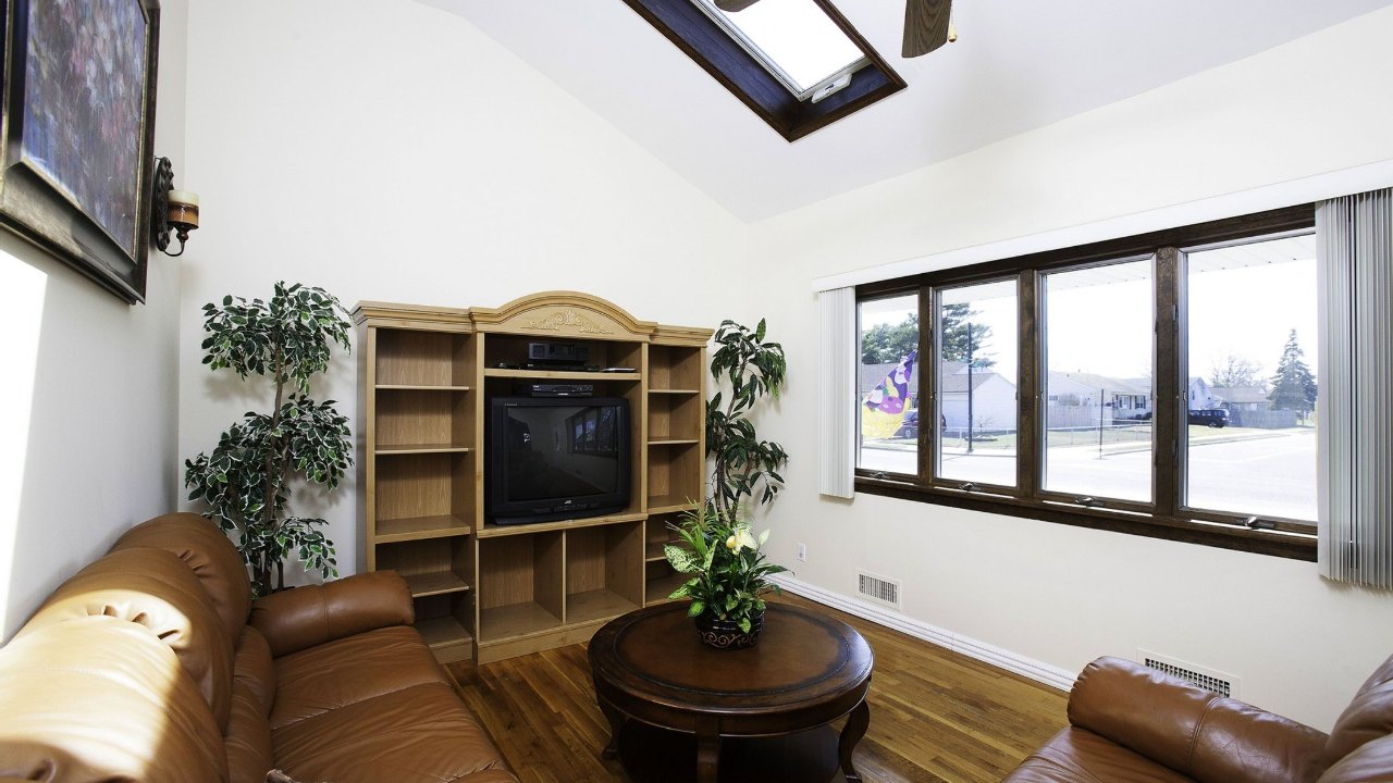 11 Lois Lane, Farmingdale, NY, 11735 Scene 2