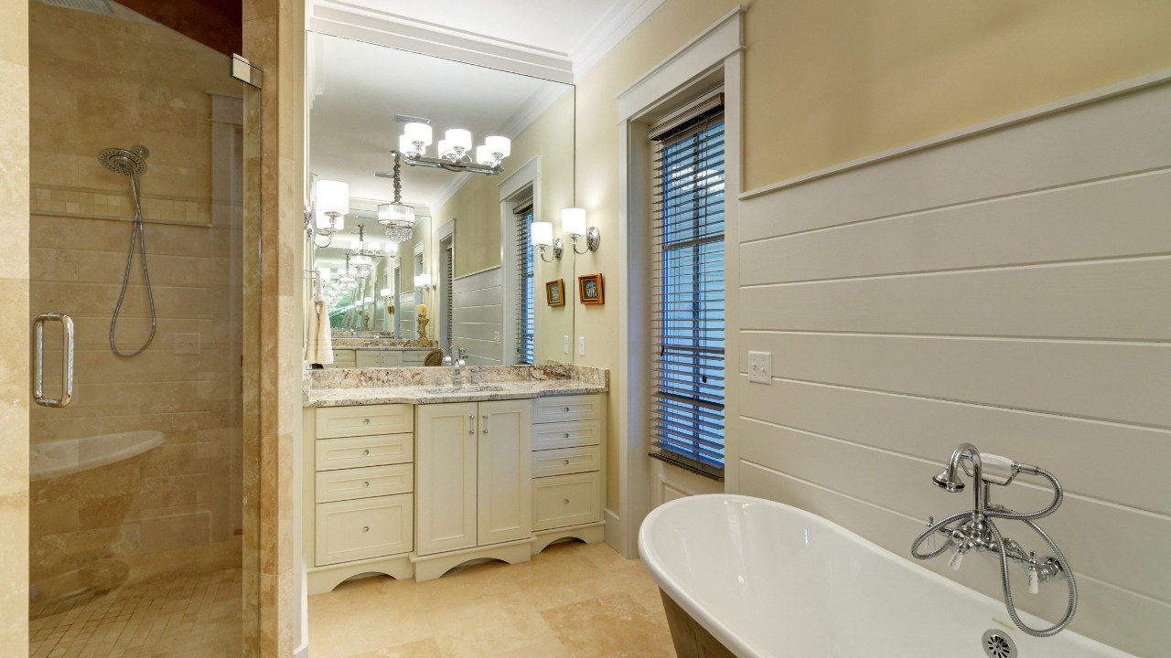 46_Master_Bathroom_03