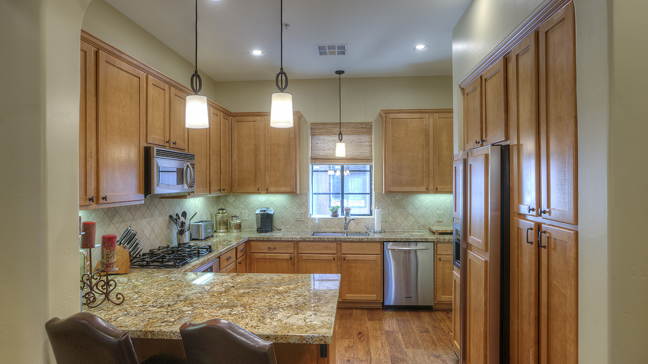 Kitchen  & Breakfast Bar