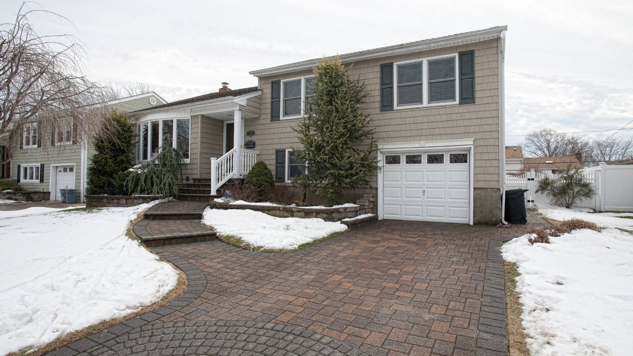 10 Pinetree Drive, Farmingdale, NY, 11735 Scene 1