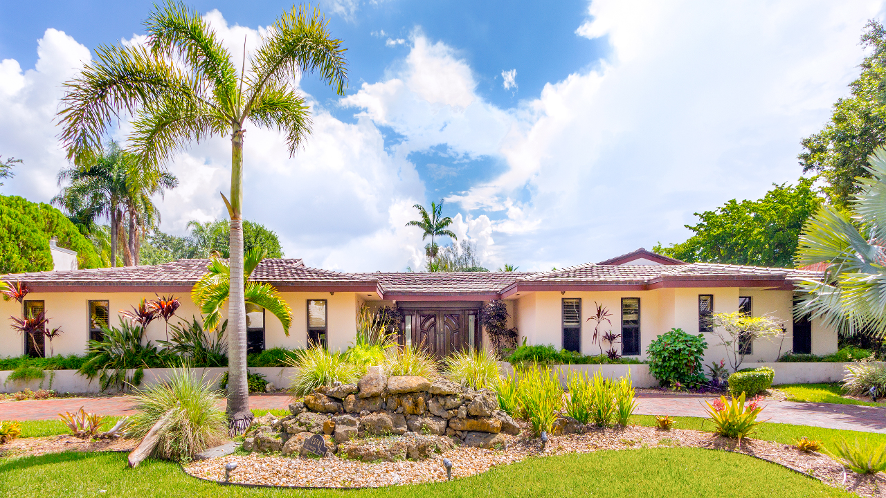15741-Turnberry-Dr-01