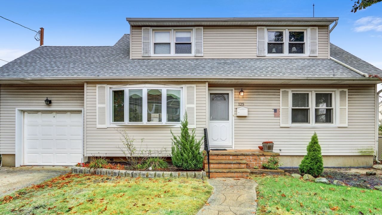 125 Garfield St, Freeport, NY, 11520 Scene 1