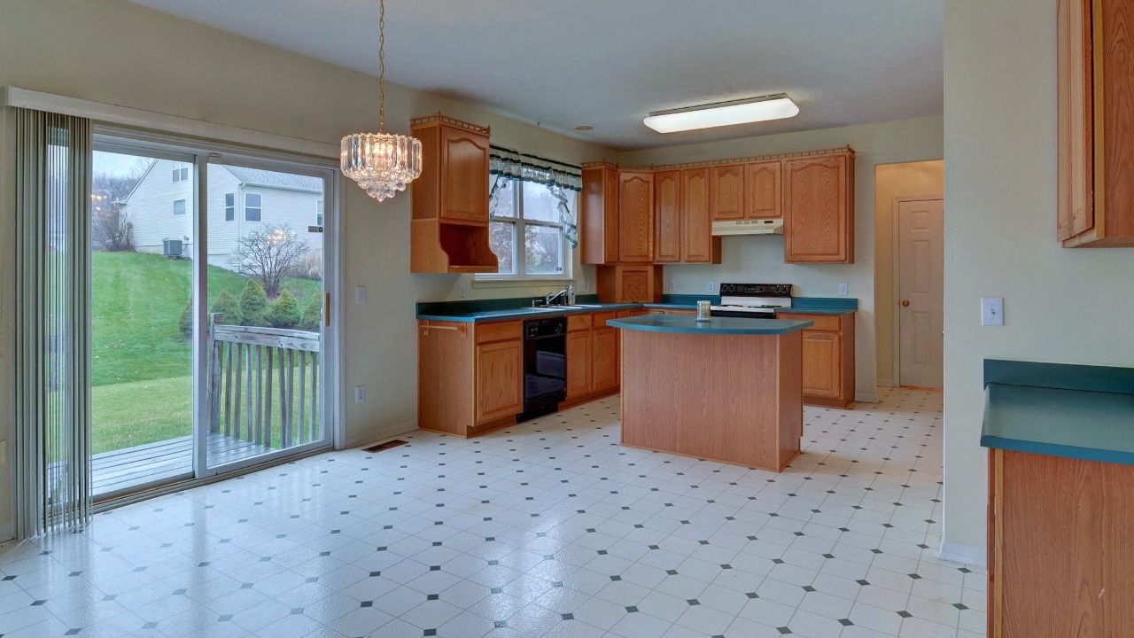 Breakfast Area & Kitchen