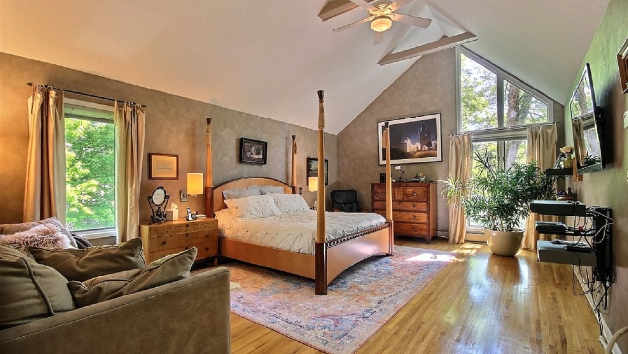 Master with Cathedral Ceiling