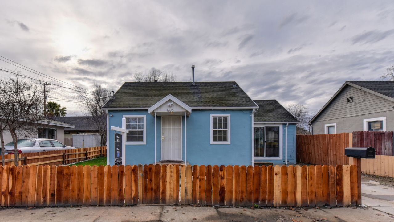 886 Edgewood Ave., Sacramento, CA, 95815 Scene 1