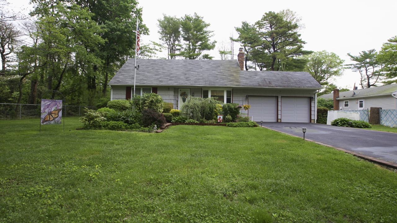 5 Cedar Rd, Brentwood, NY, 11717 Scene 1