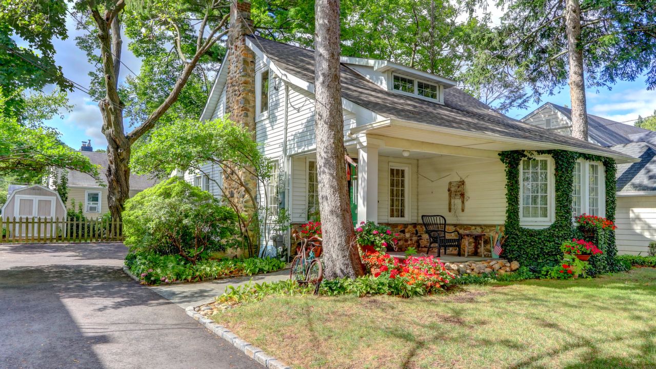 165 Norwood Ave, Malverne, NY, 11565 Scene 2