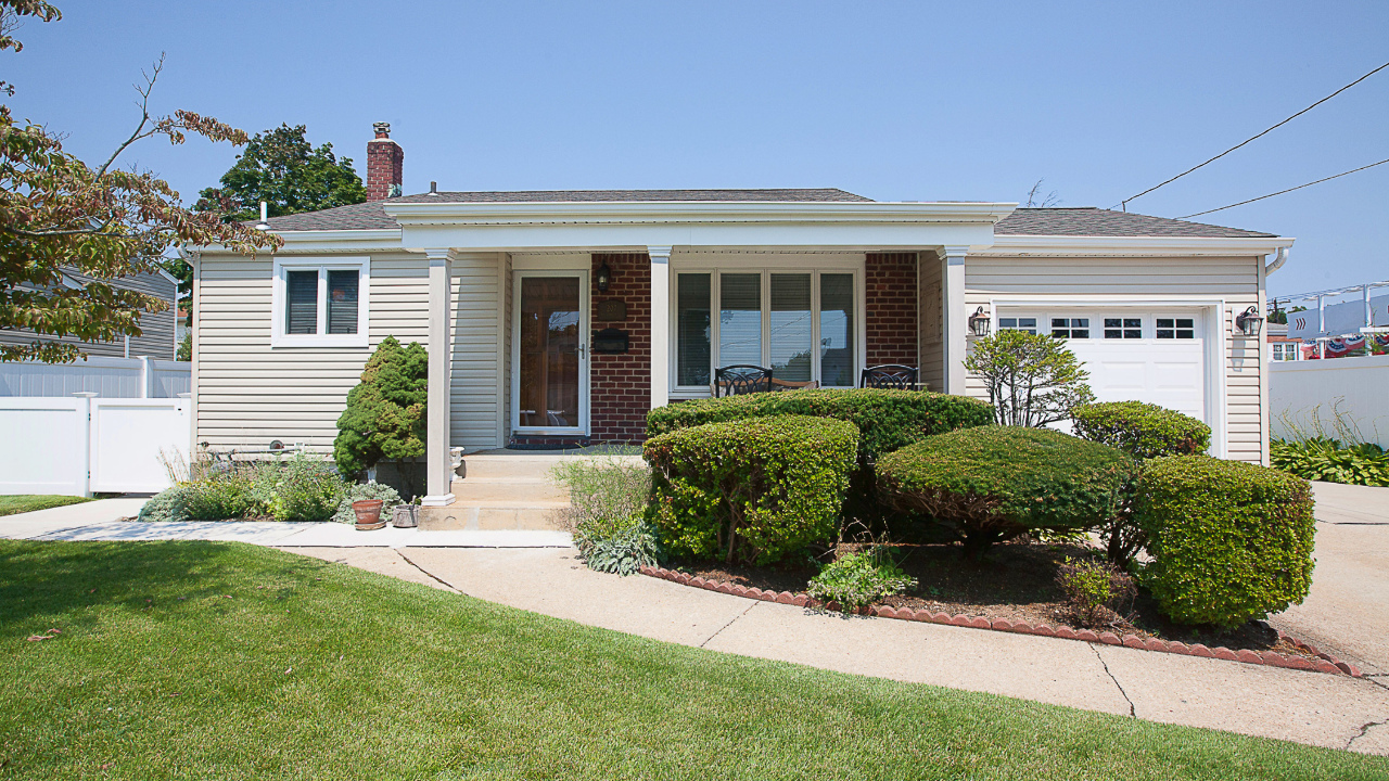 207 N Linden Street, Massapequa, NY, 11758 Scene 1
