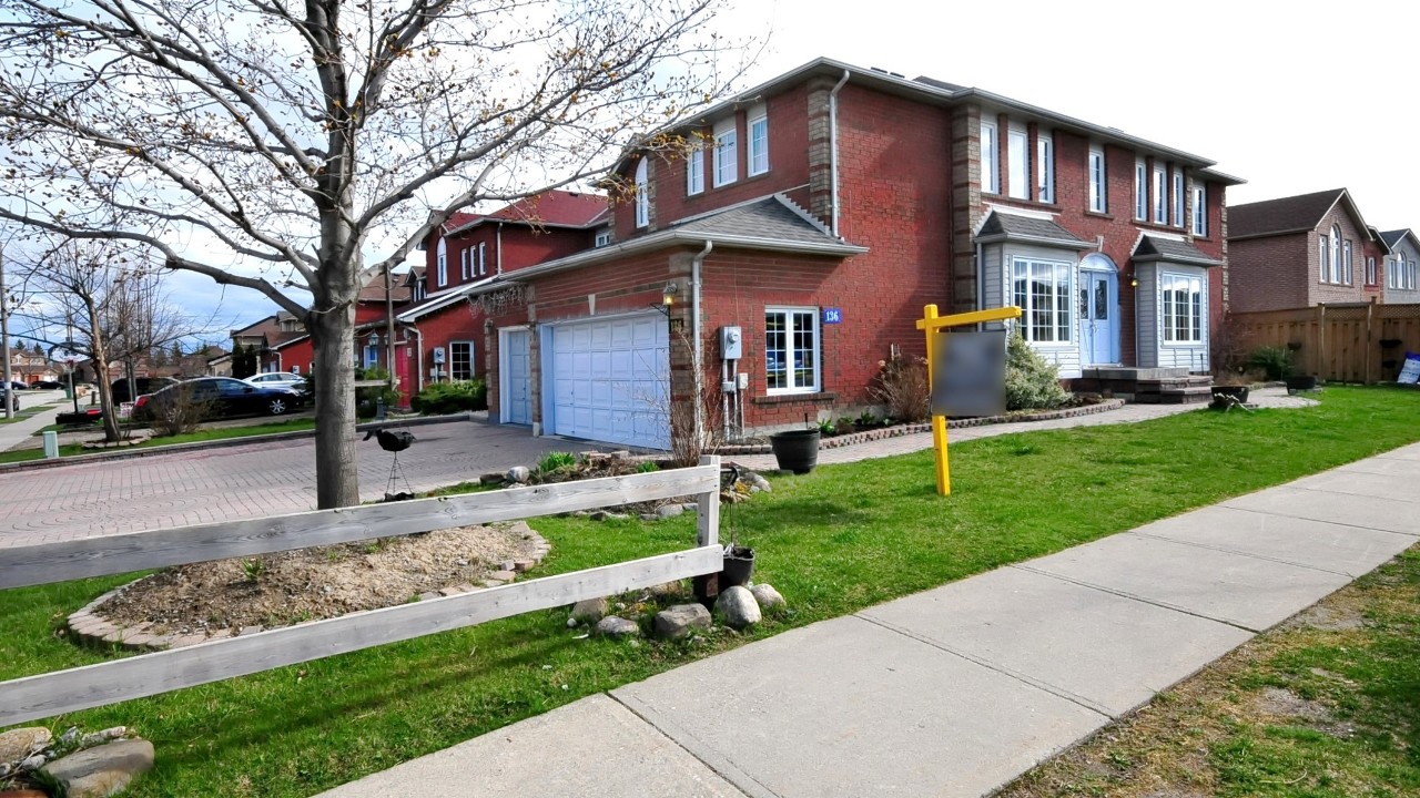 136 Lauraglen Crescent, Brampton, ON, L6Y 5A3 Scene 2