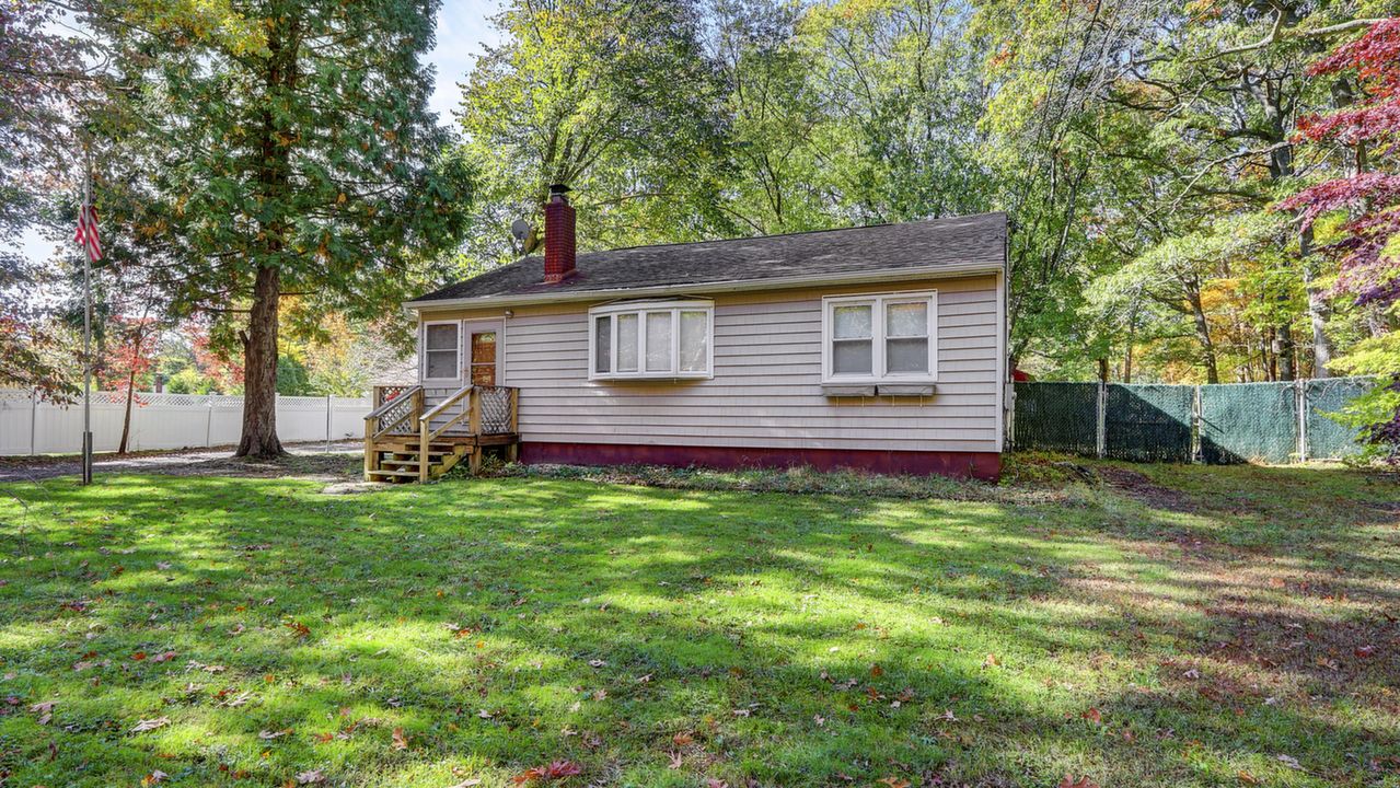 52 Red Maple Rd, Ridge, NY, 11961 Scene 2