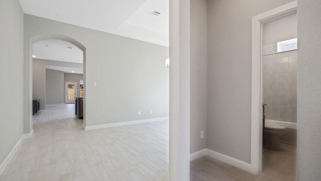 6911NorthElmwood _004