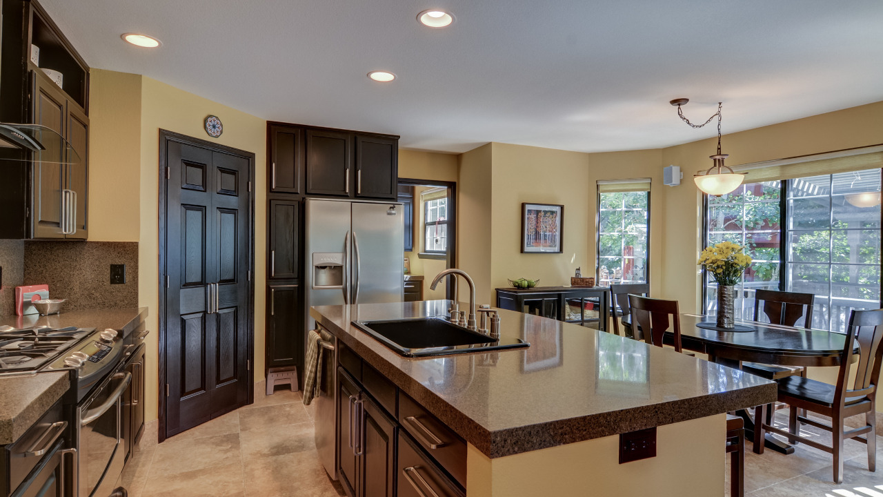 Kitchen & Breakfast Nook