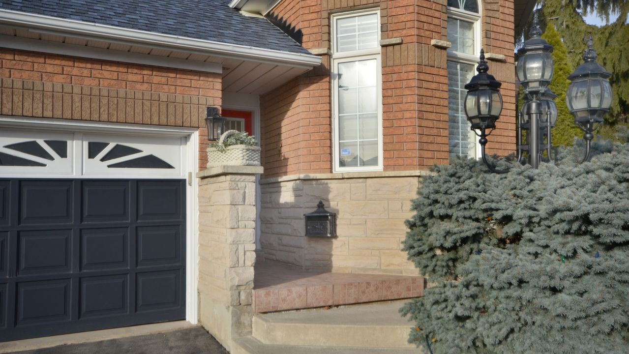   This Immaculate All Brick Bungalow Is Located In A Very Desirable Area Of Brampton