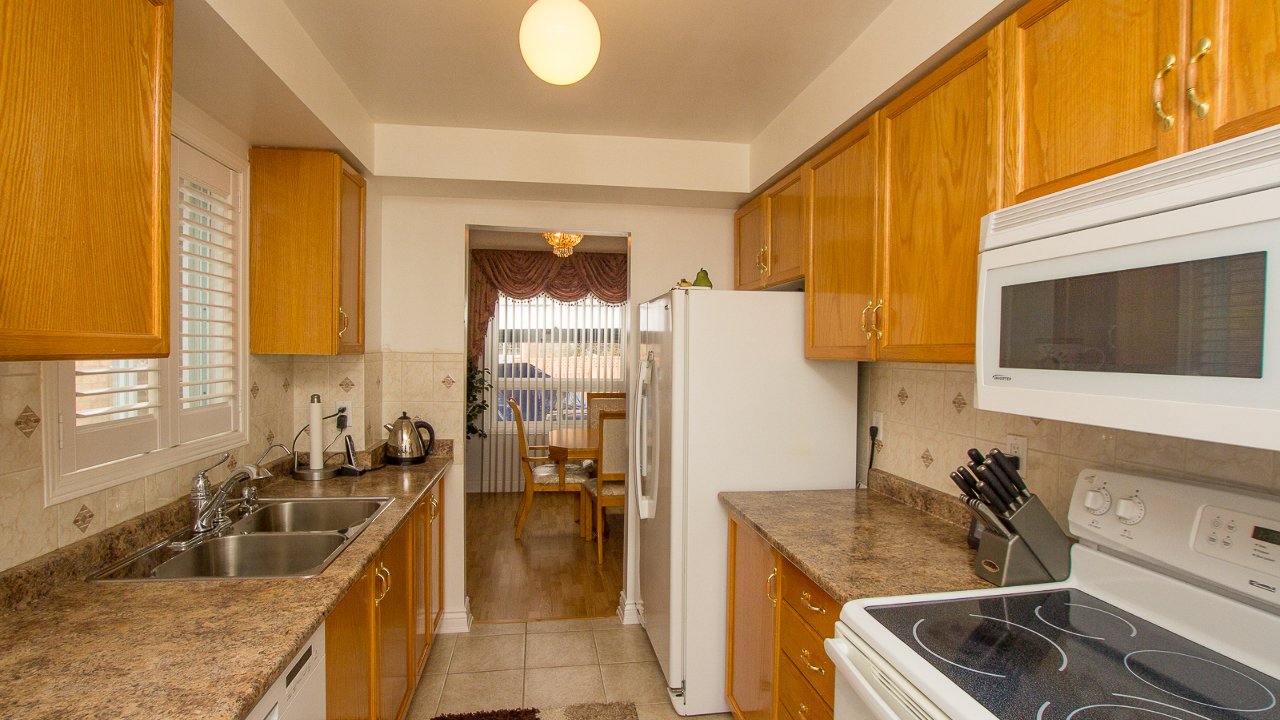 9 Salem Court, Brampton, ON, L6V 4J8 Scene 3