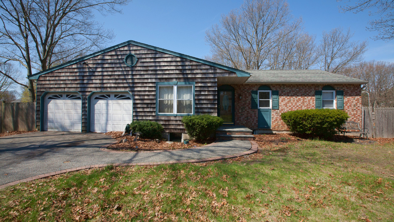 2 Stuyvesant Avenue, East Setauket, NY, 11733 Scene 1