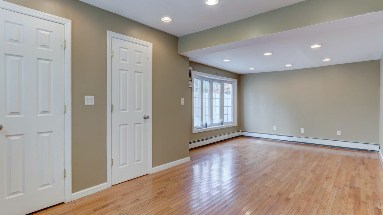 153 Sunrise Ln, Levittown, NY, 11756 Scene 3