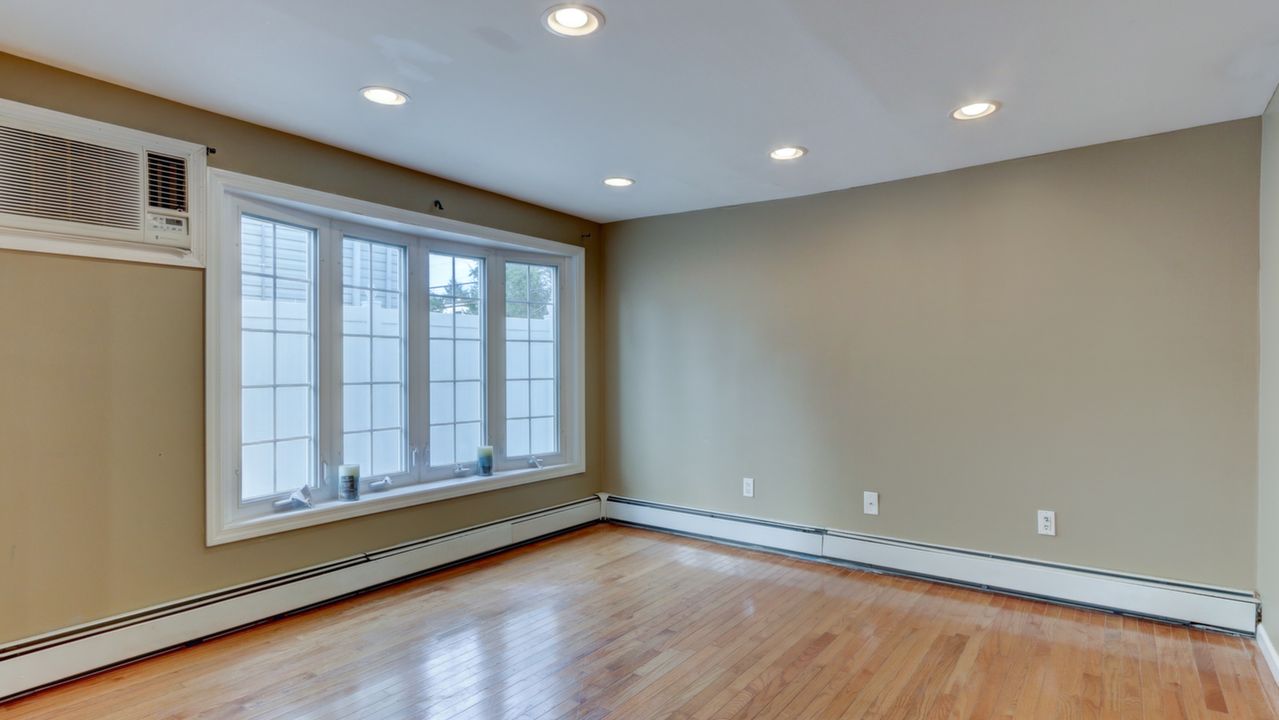 153 Sunrise Ln, Levittown, NY, 11756 Scene 4