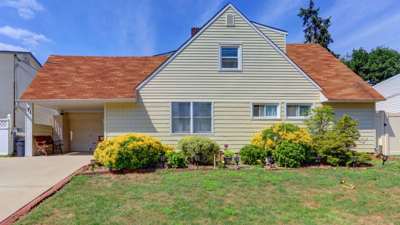 7 Woodcock Ln, Levittown, NY, 11756 Scene 1